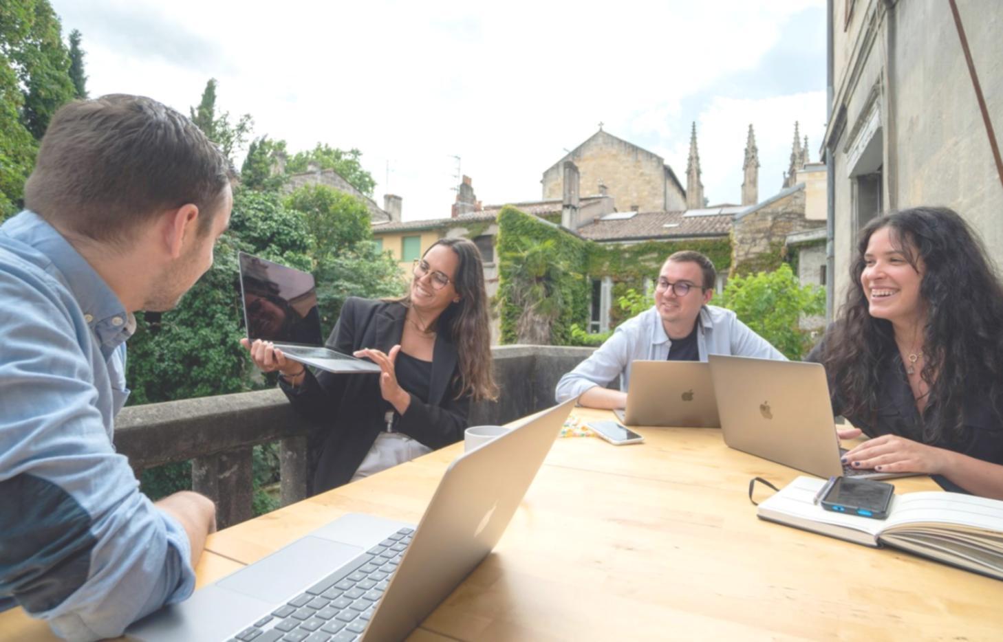 Espace d'apprentissage collaboratif avec tableau et documents financiers