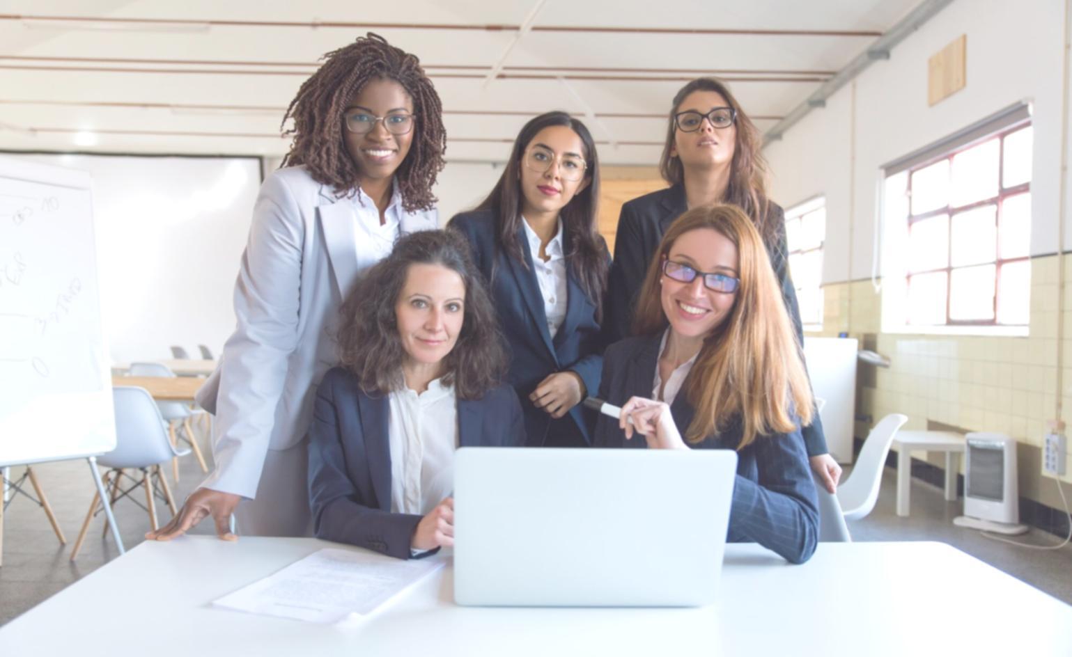 Participant analysant des données financières lors d'un atelier pratique
