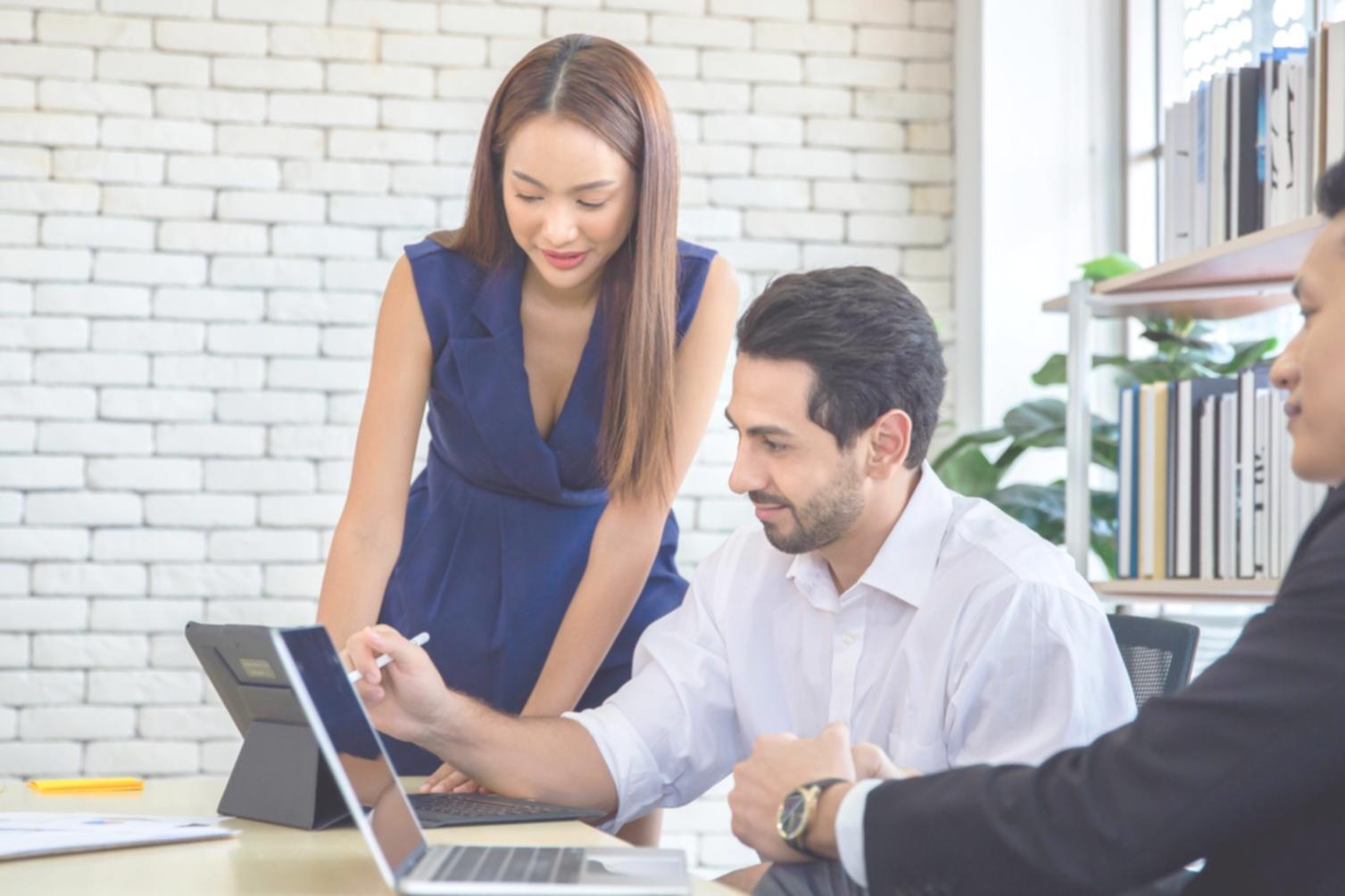 Bureau moderne avec vue sur la formation financière